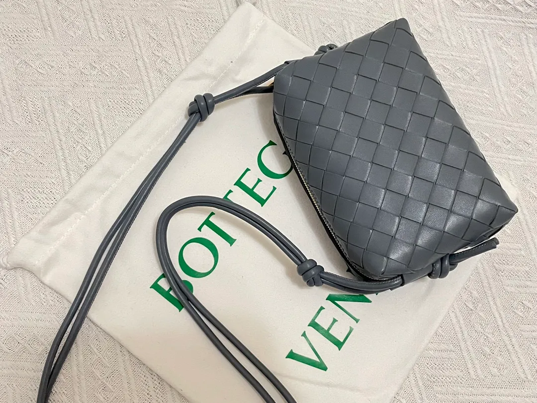 🔥Woven mini square bag, super cute. The body of the bag is made of imported sheepskin. It feels delicate, soft and light. The interior design is very practical. It is cute but does not affect its practicality. It has an adjustable leather drawstring. The style is relatively simple, but the back is more elegant. It is fashionable and has a retro charm. Size 17x10x6
